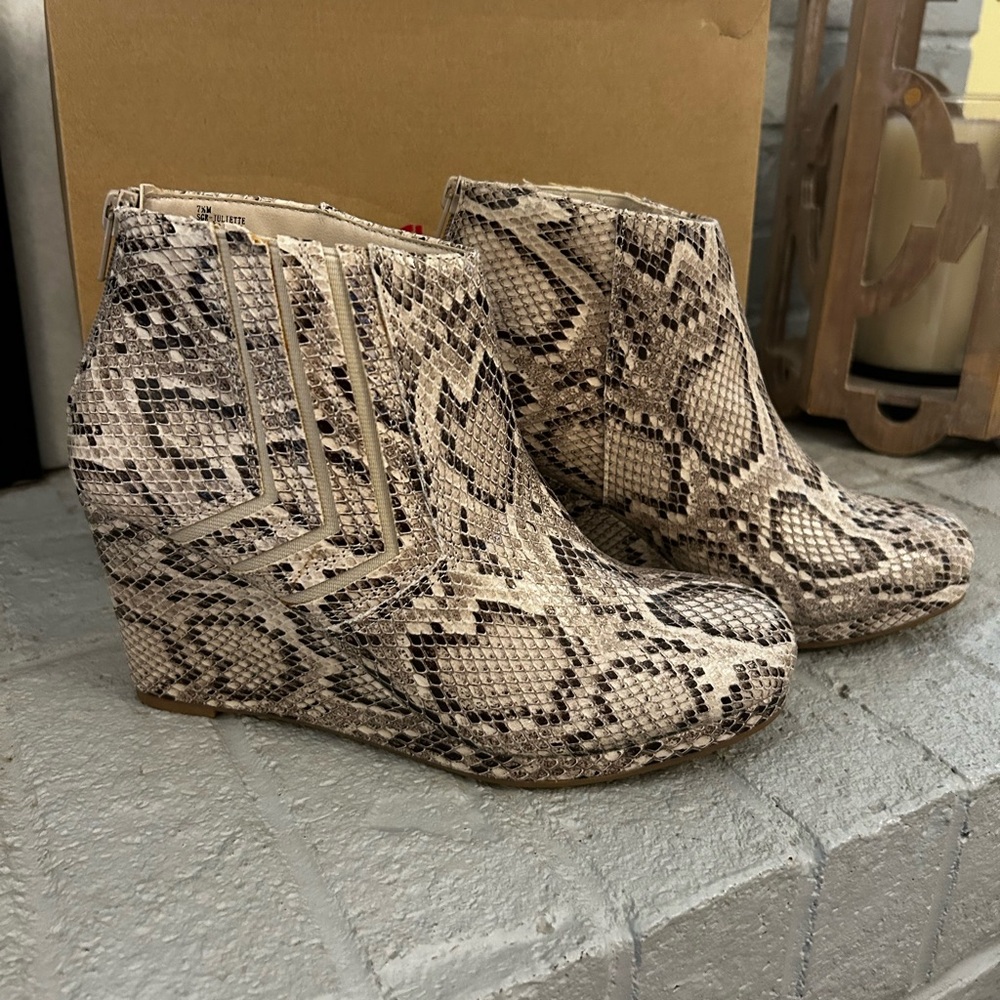 Women’s wedges by Sugar size 7.5